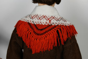 Frauentracht aus Saarema / Mustjala, Rückansicht Kragen und roter Wollschal
