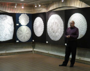 Riho Toomra in seiner Ausstellung