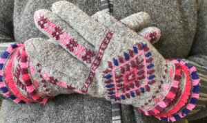 Handschuhe aus Töstamaa in Estland, in Roosimine - Technik, gearbeitet von Zeena, Mitglied der lokalen Handarbeitsgruppe